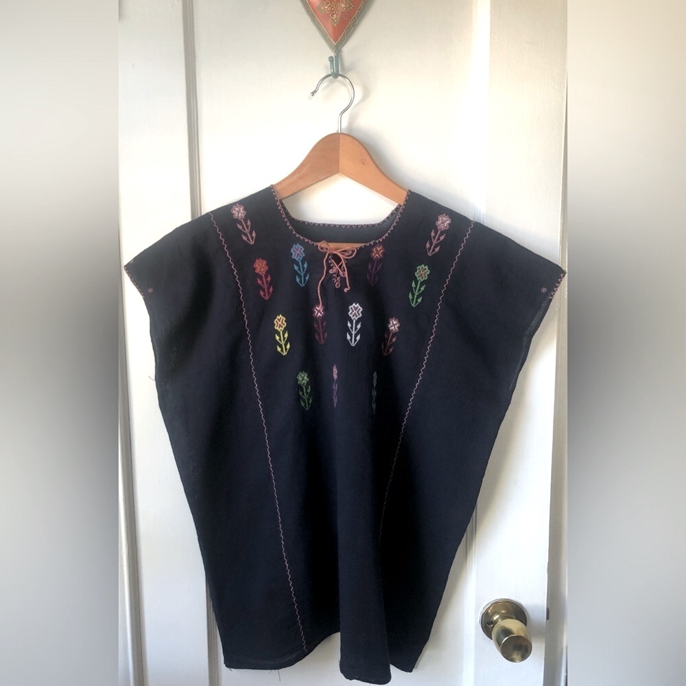 Authentic Embroidered Women’s Mexican Top, navy blue w/ colorful flowers, small.